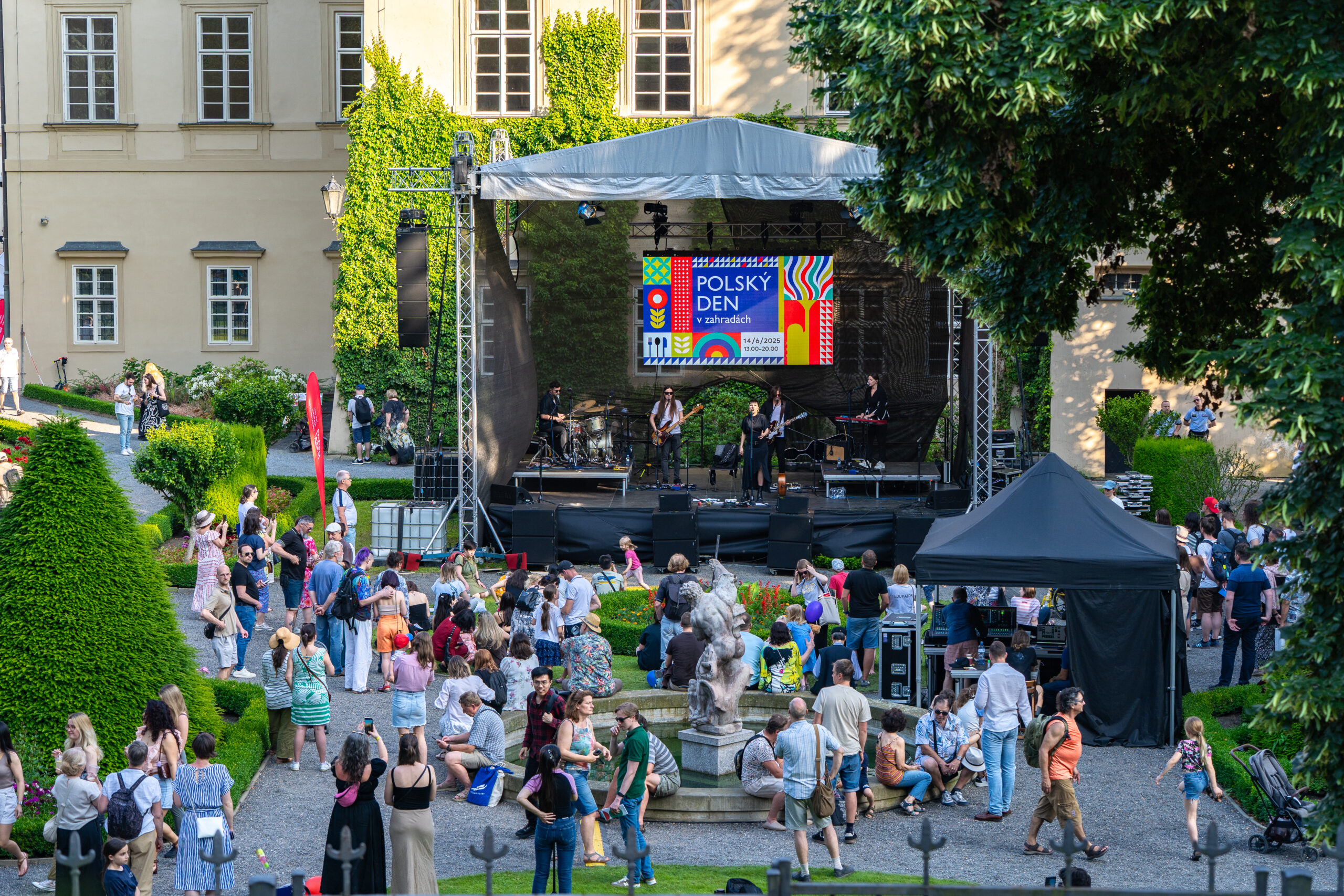 Fotografia koncertowa podczas Dnia Polskiego 2025 w ogrodach Ambasady RP w Pradze.