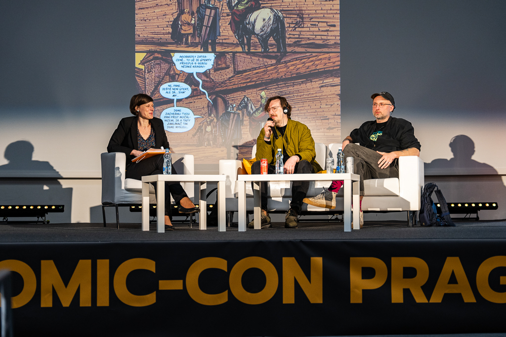 Fotografia eventowa z panelu dyskusyjnego na scenie podczas festiwalu Comic-Con Prague.