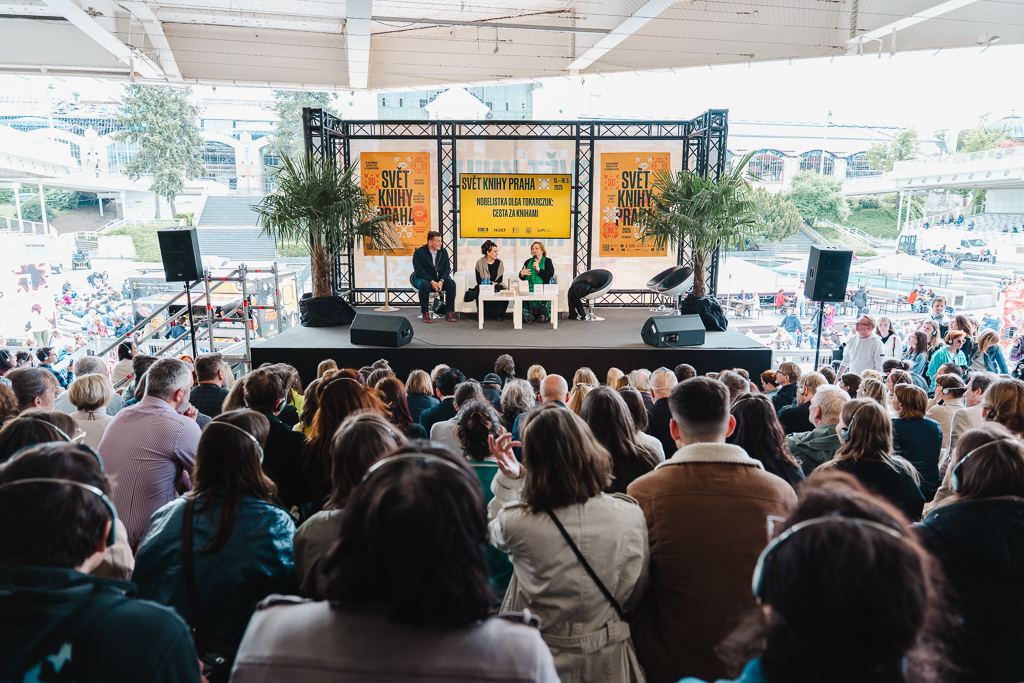 Fotografia eventowa przedstawiająca tłumy uczestników na targach książki Svět knihy Praha 2025 podczas panelu z udziałem Olgi Tokarczuk.