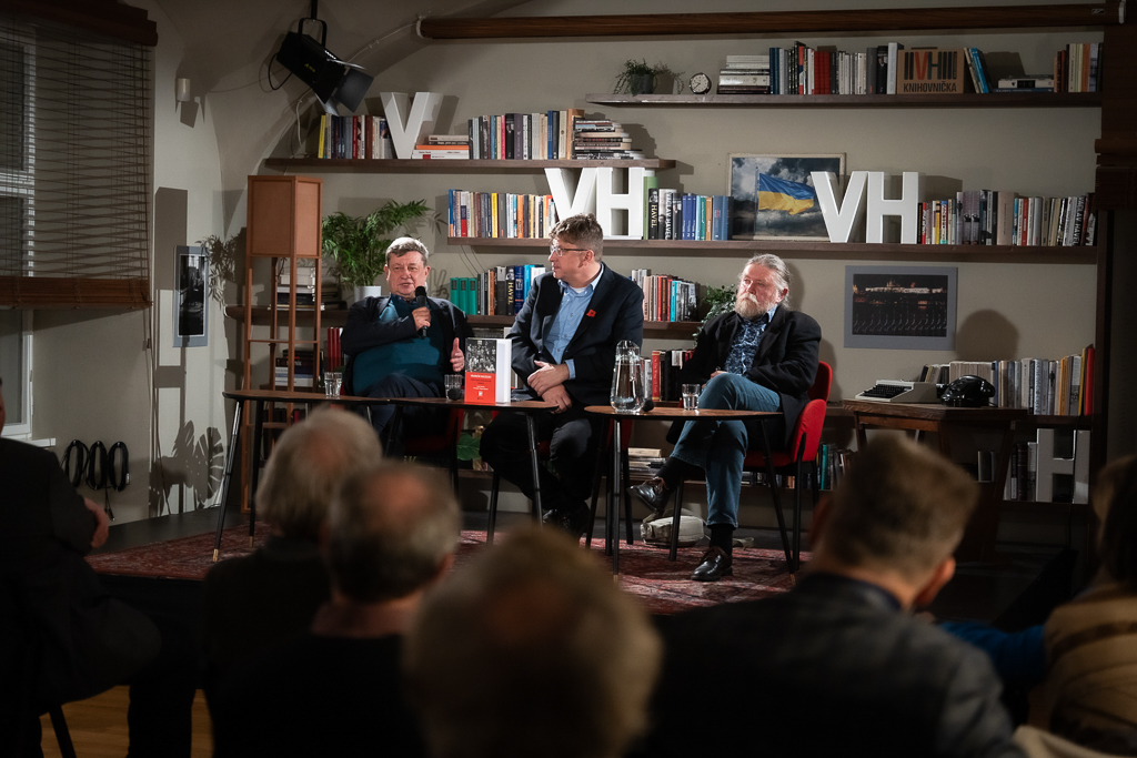 Fotografia eventowa z panelu dyskusyjnego w Bibliotece Václava Havla w Pradze, widok na prelegentów.