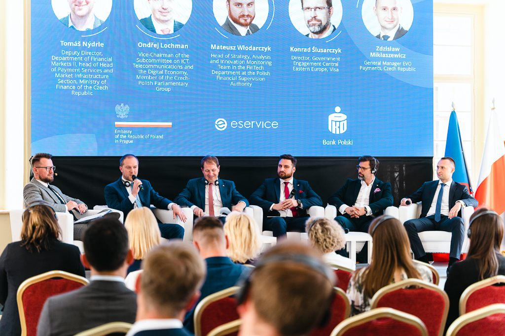 Fotografia eventowa z panelu dyskusyjnego FinTech Forum w Ambasadzie RP w Pradze.