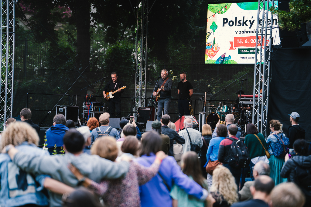 Fotografia eventowa z koncertu podczas Dnia Polskiego 2024 w ogrodach Ambasady RP w Pradze.